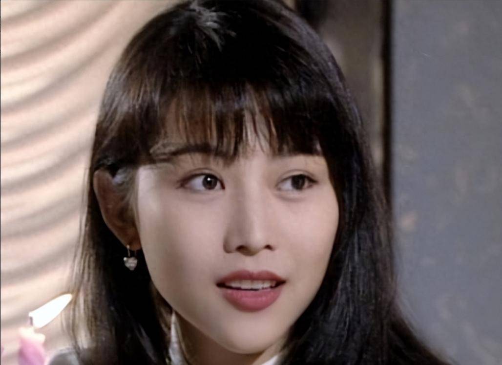 51岁蔡少芬与老公无美颜合照纹眉痕迹很明显张晋皮肤黝黑显老